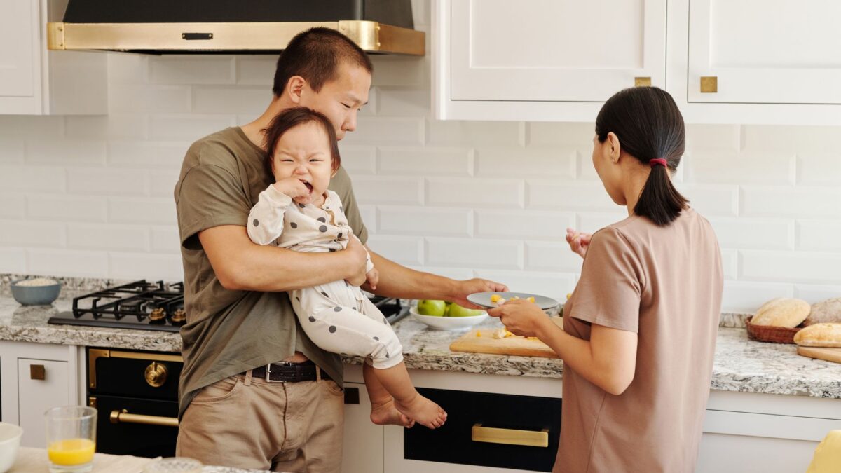 Illustration of Toxic vs Healthy Parenting: Key Signs in Child Development