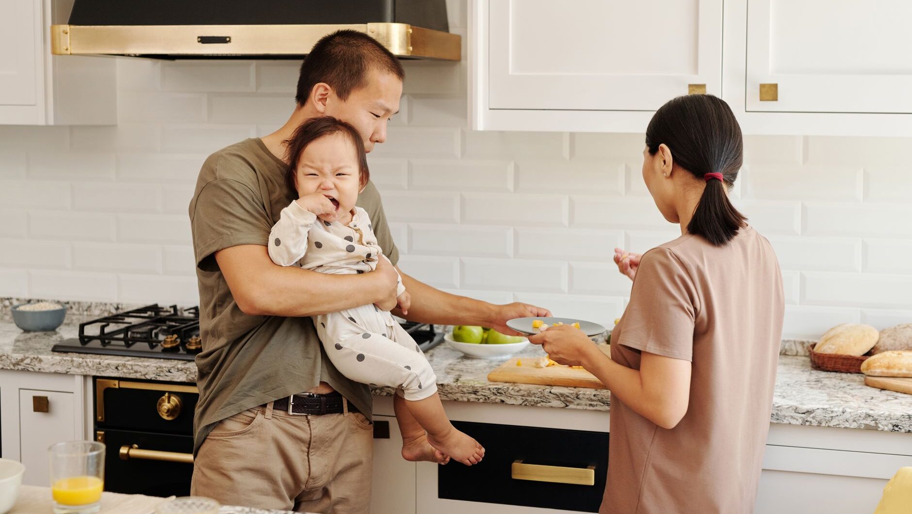 Illustration of Toxic vs Healthy Parenting: Key Signs in Child Development