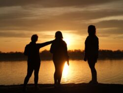 Types of Bad Friends Experts Want You to Drop