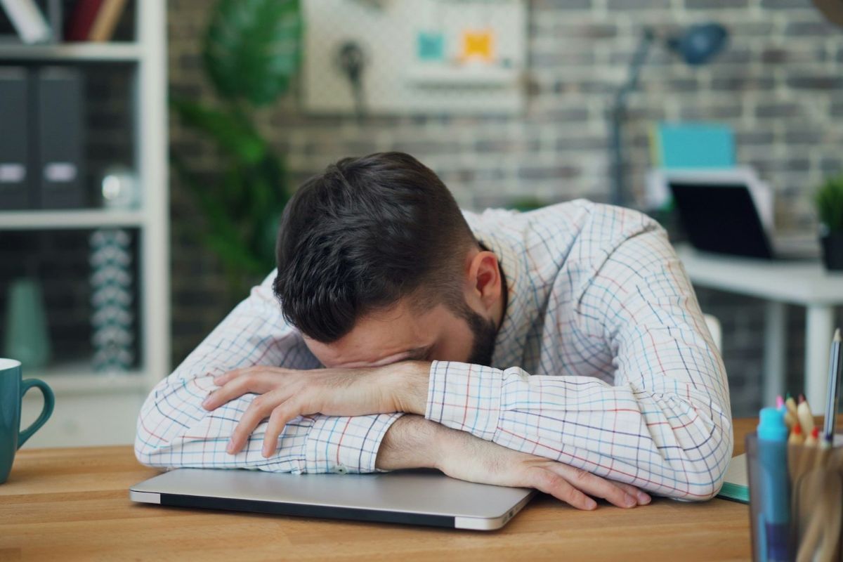 Sleep Deprivation & Brain Health: What Happens Below 5 Hours? — Featured image
