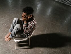 What the psychology of loneliness in crowded rooms reveals
